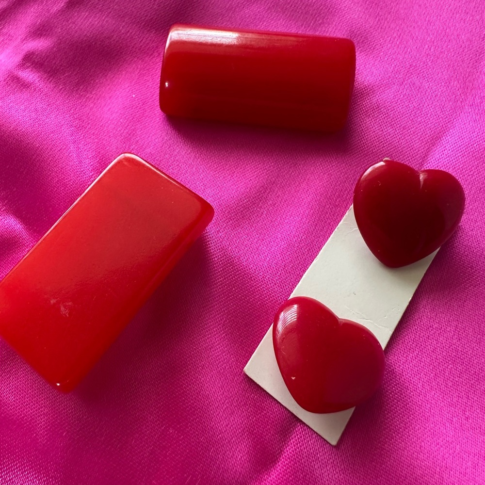 * Bundle 3 for 1 Vintage Red Resin Heart & Rectangle Buttons (4)